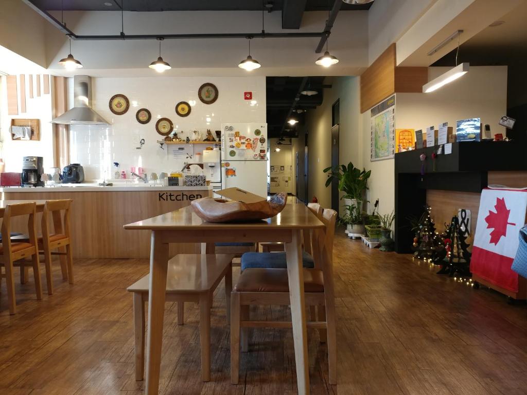 a dining room and kitchen with a table and chairs at Sokcho & Guesthouse in Sokcho