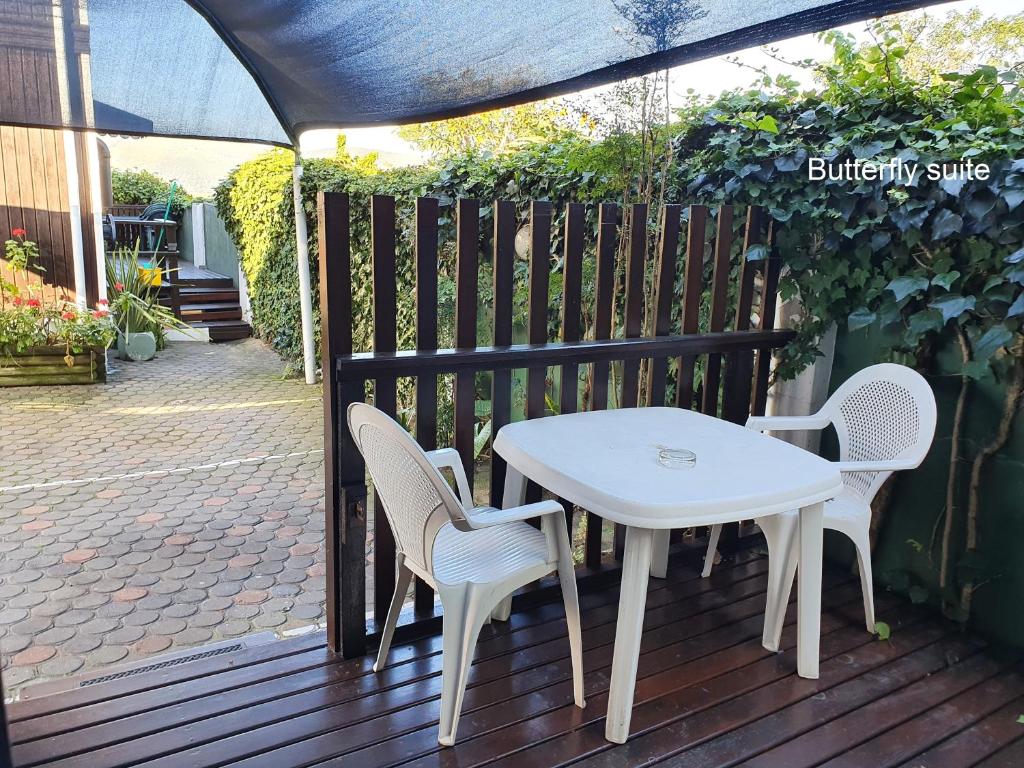 Lakeside Accommodation - Image 17