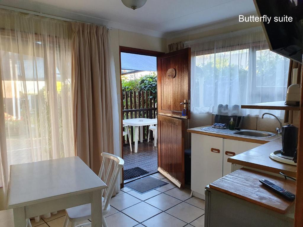 Lakeside Accommodation - Image 19