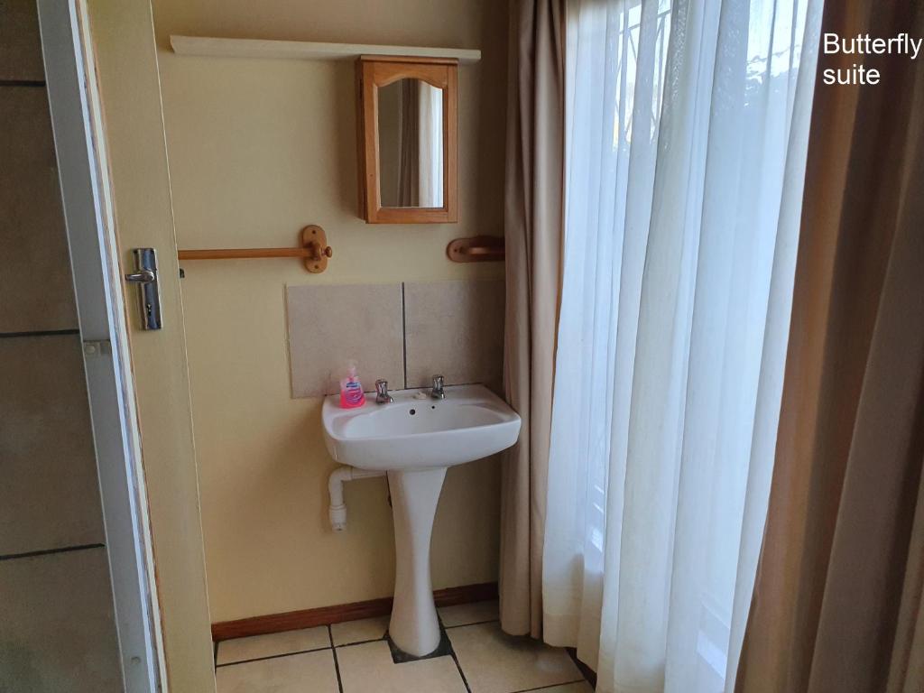 Lakeside Accommodation - Image 21