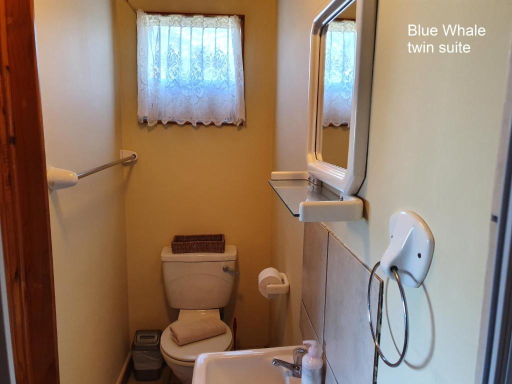 Lakeside Accommodation - Image 11