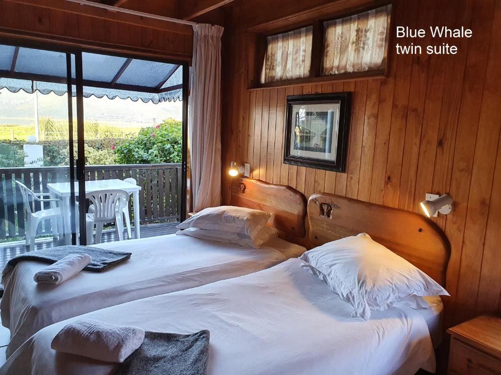 Lakeside Accommodation - Image 14