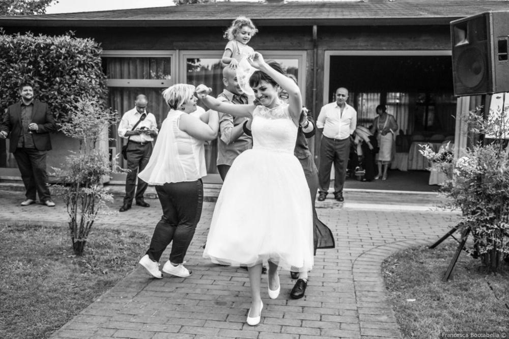 a bride and groom dancing with a little girl at Il Poeta Contadino Country House in Ripa