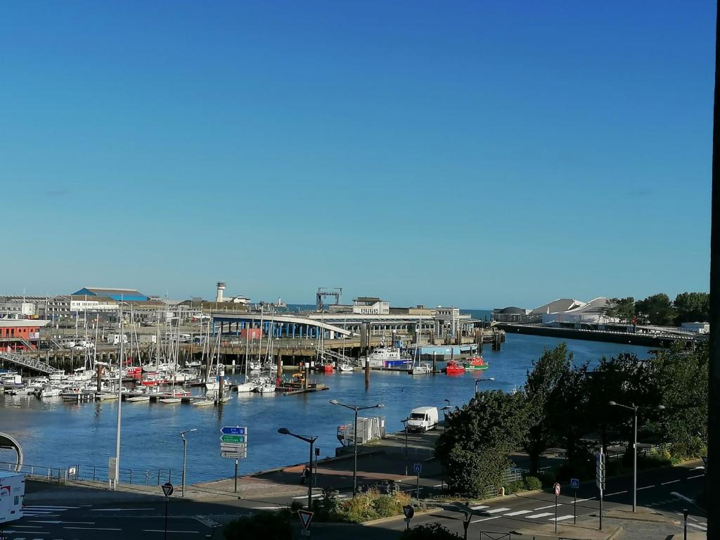 une vue d'une marina avec des bateaux dans l'eau dans l'établissement Face port proche nausicaa avec parking privé gratuit, à Boulogne-sur-Mer