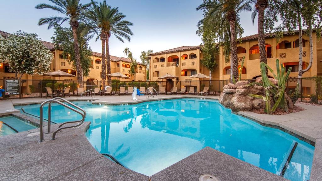 - une piscine dans un complexe avec des palmiers dans l'établissement Holiday Inn Club Vacations Scottsdale Resort, an IHG Hotel, à Scottsdale