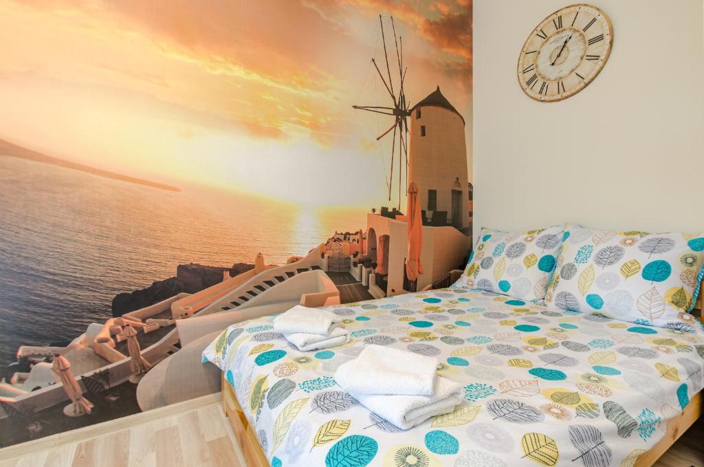 ソポトにあるTomi Apartment Sopotの船の絵付き時計のあるベッドルーム