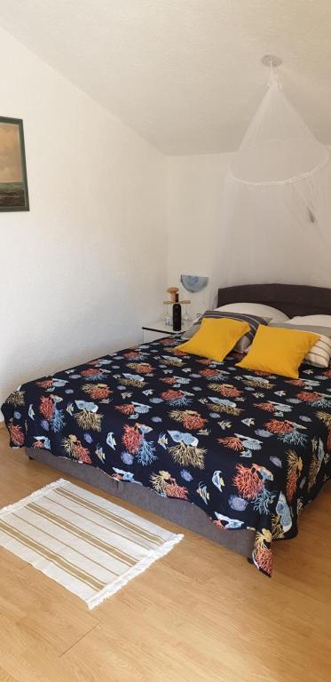 sypialnia z łóżkiem z kolorowym kocem w obiekcie Apartment Monica w mieście Senj