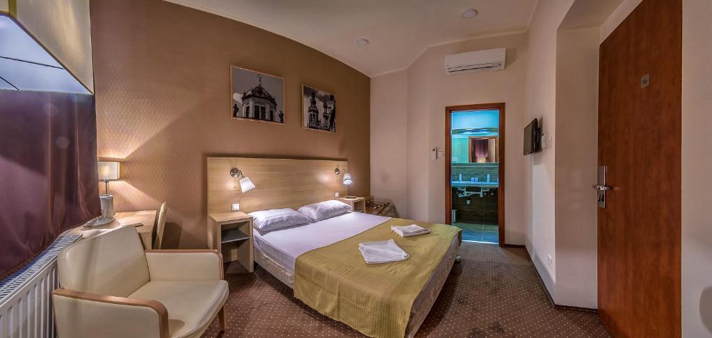 ブダペストにあるBudapest Citi Guesthouse - self check inのベッド、デスク、椅子が備わるホテルルームです。