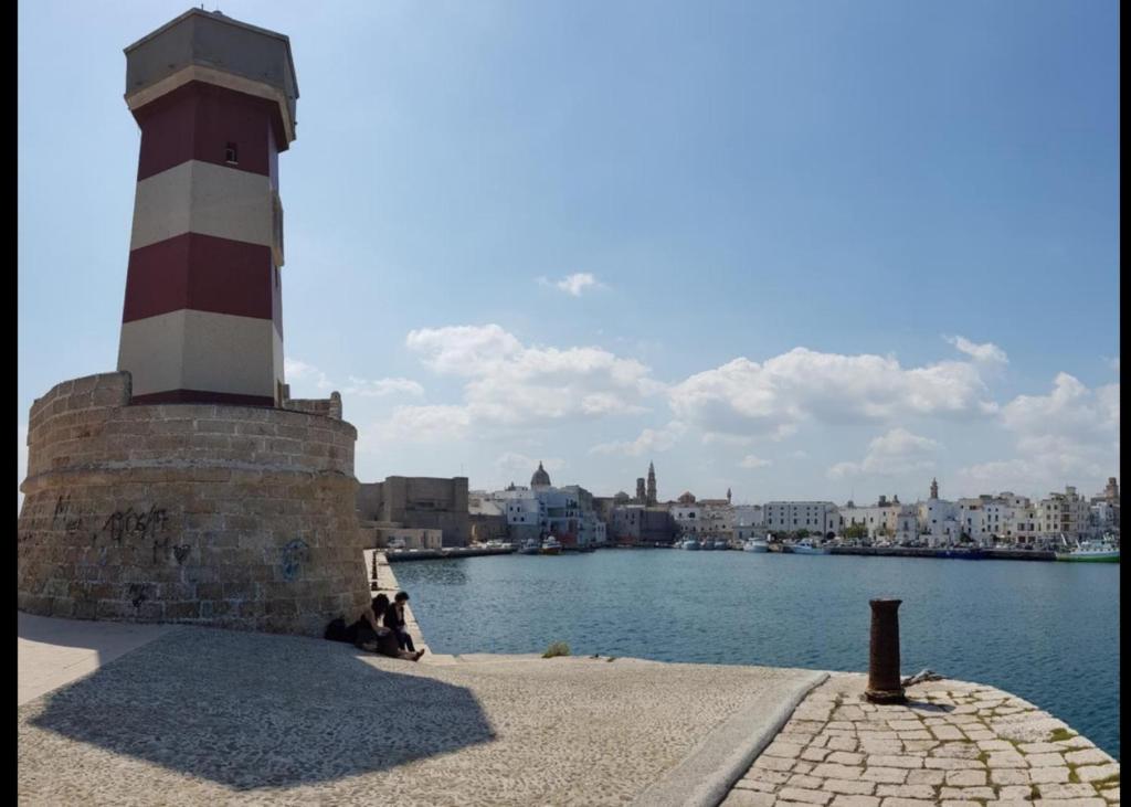 um farol sentado ao lado de um corpo de água em Villa vacanze Monopoli em Monopoli