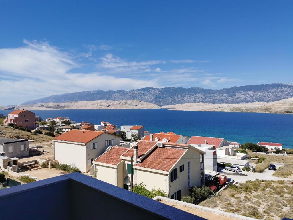 una vista desde el techo de una casa cerca del agua en Apartments Jelancic, en Pag