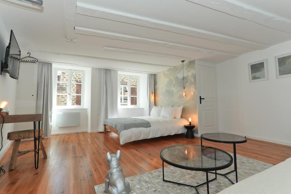 - un salon avec un lit et une table dans l'établissement Artist Flat Saint Flour, à Saint-Flour