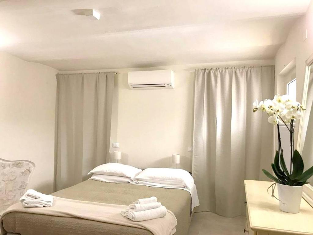 una camera da letto con un letto e una finestra con asciugamani di Scalette Via Elia a Numana
