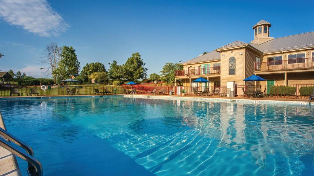 une grande piscine en face d'un bâtiment dans l'établissement Holiday Inn Club Vacations Timber Creek Resort at De Soto, à Papin