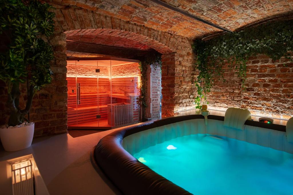 a hot tub in a room with a brick wall at apartamenty kamienica in Puck