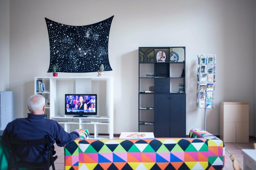 TV a/nebo společenská místnost v ubytování Ostello Cuneo