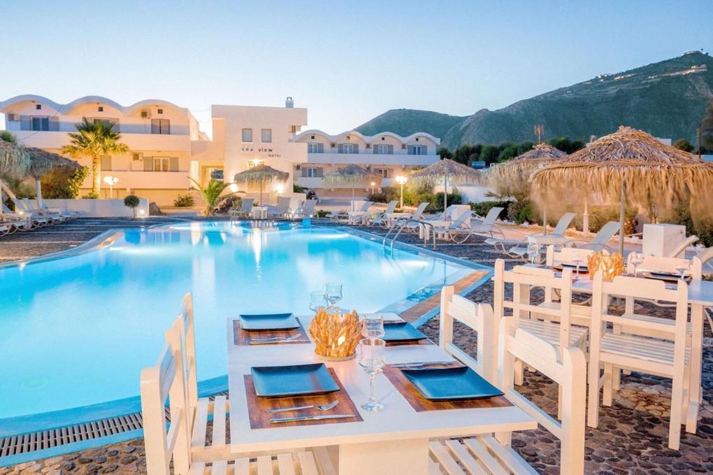 Bazén v ubytování Sea View Beach Hotel nebo v jeho okolí
