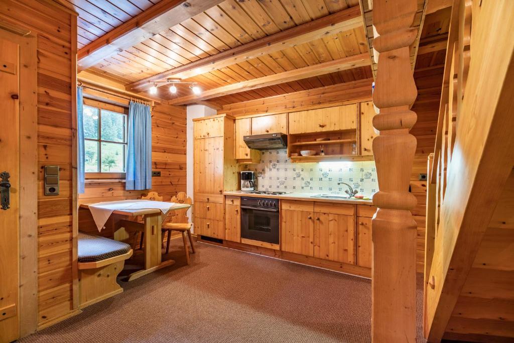Kuchyň nebo kuchyňský kout v ubytování Gasthaus Häusling Alm