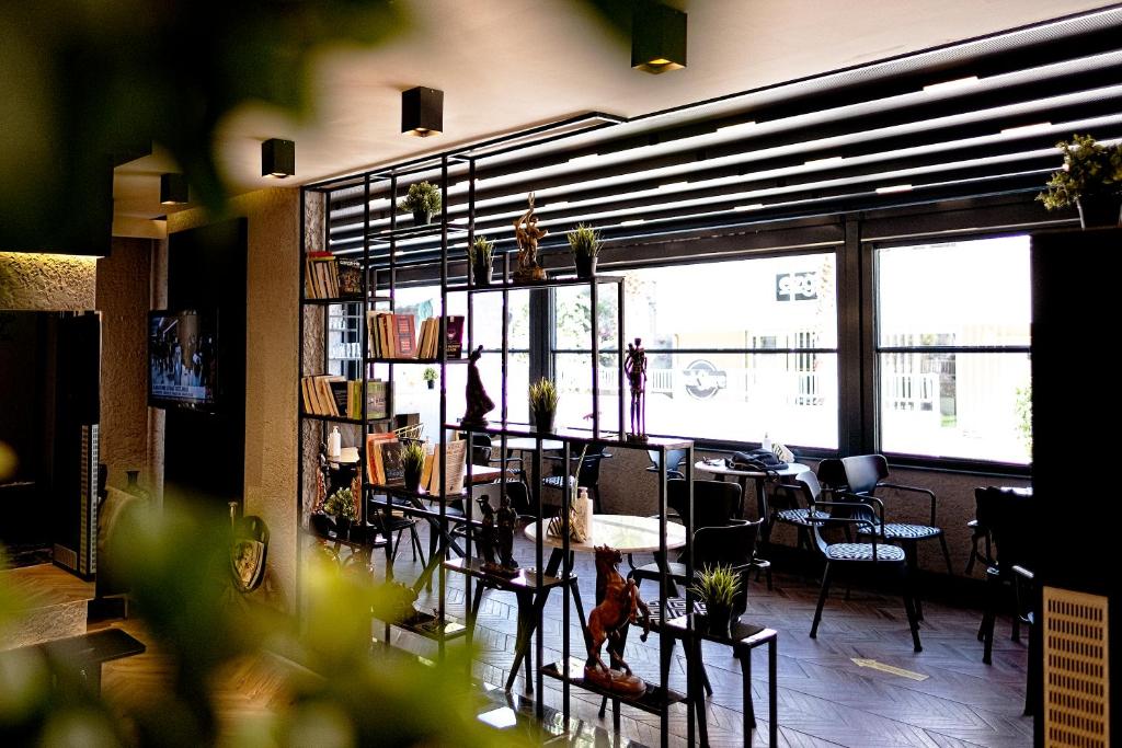 A restaurant or other place to eat at Mielo Lara Hotel