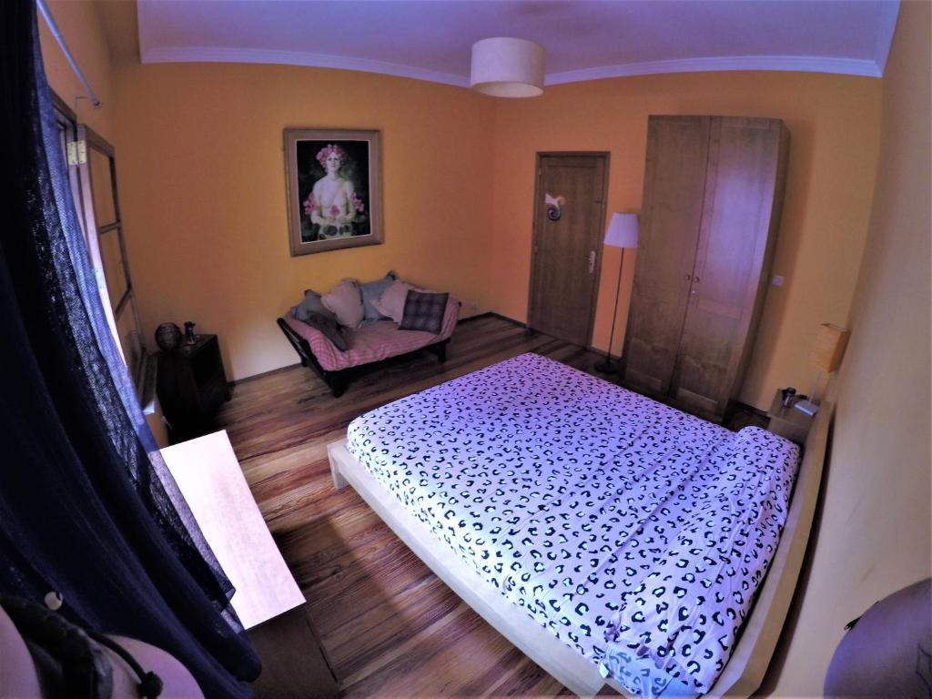 sypialnia z łóżkiem i kanapą w obiekcie A Casa Mia w mieście Las Palmas de Gran Canaria
