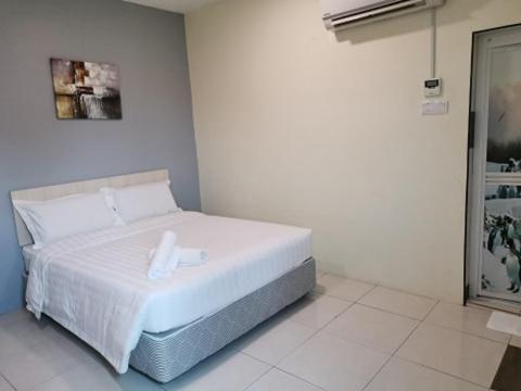 Postel nebo postele na pokoji v ubytování LH Hotel Langkap Perak