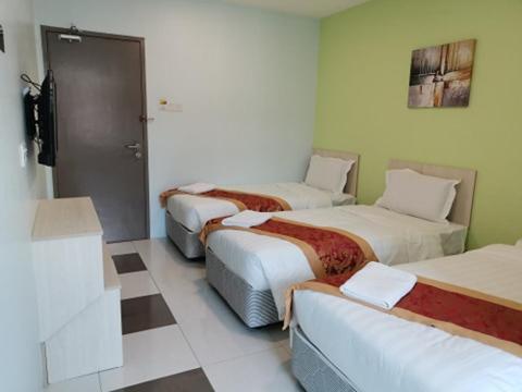 Postel nebo postele na pokoji v ubytování LH Hotel Langkap Perak