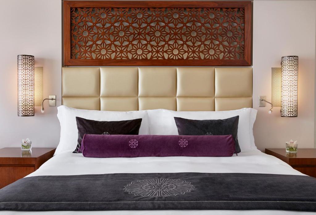Voodi või voodid majutusasutuse InterContinental Doha Beach & Spa by IHG toas