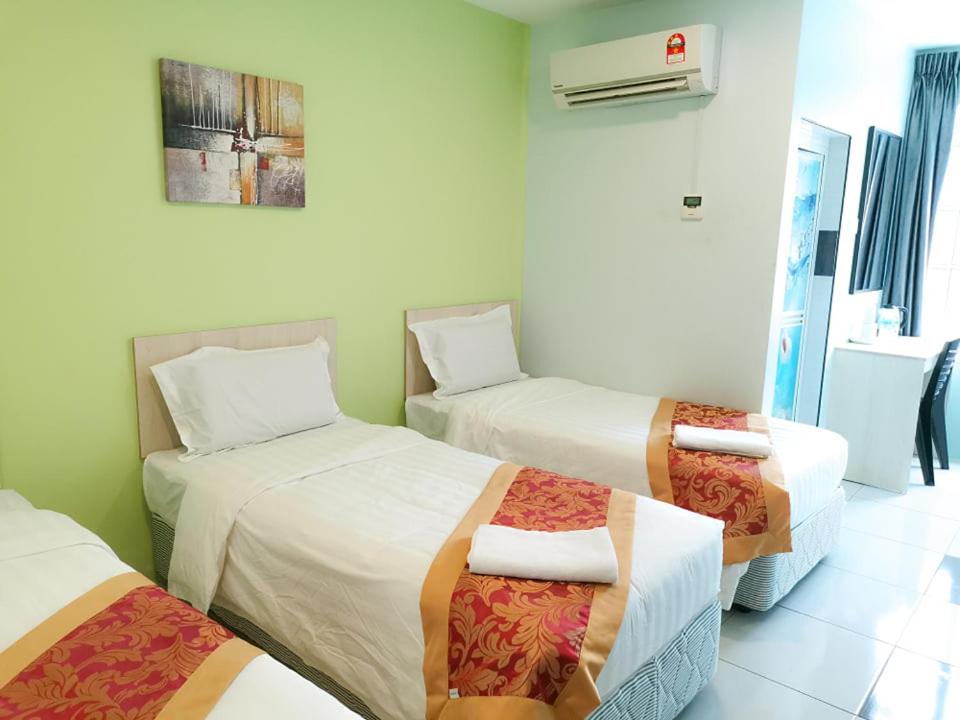 Postel nebo postele na pokoji v ubytování LH Hotel Langkap Perak