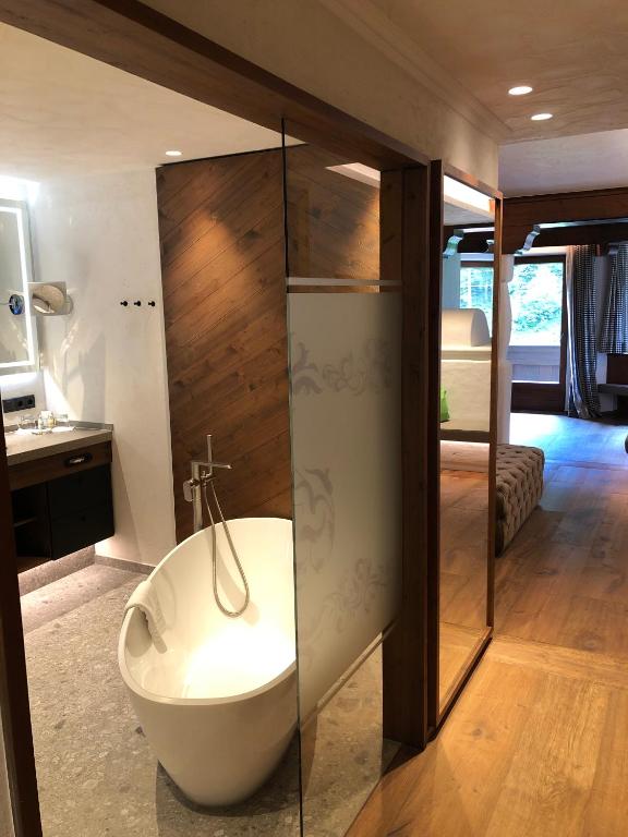 Koupelna v ubytování Brugger's Genießerhotel Lanersbacherhof