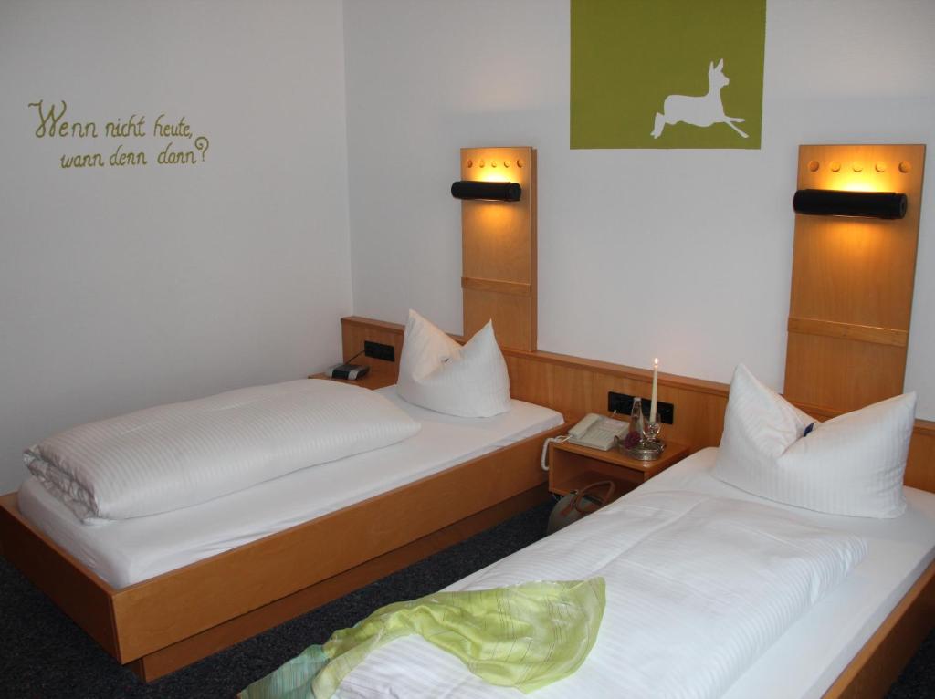 Postel nebo postele na pokoji v ubytování Hotel Bannwaldsee