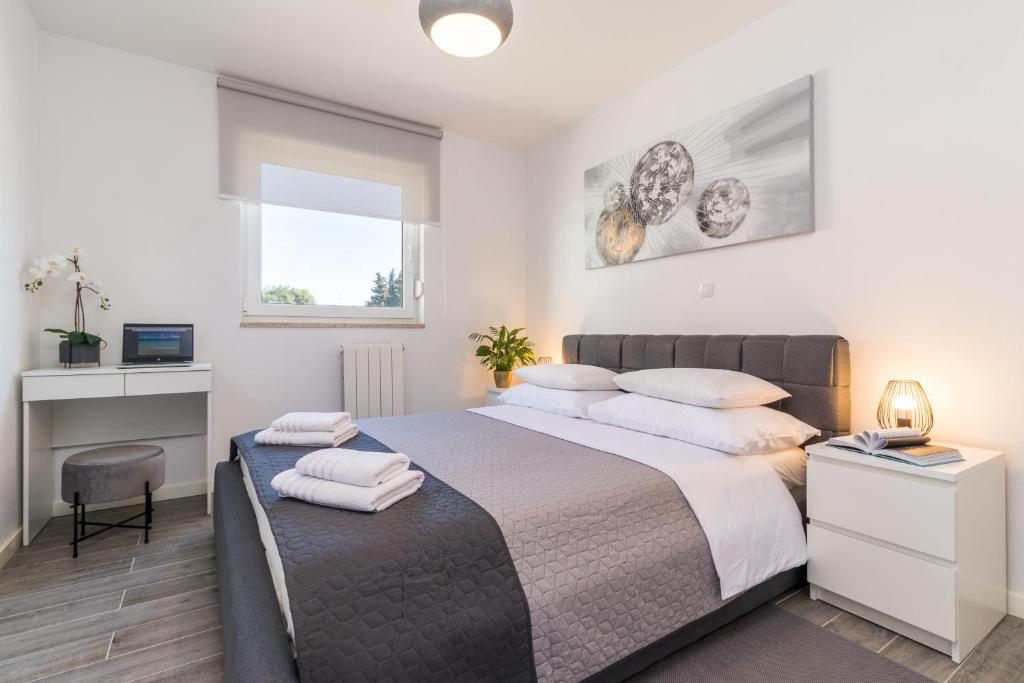 NEW large app near sea, cozy 3 Bedrooms and 2 Bathrooms