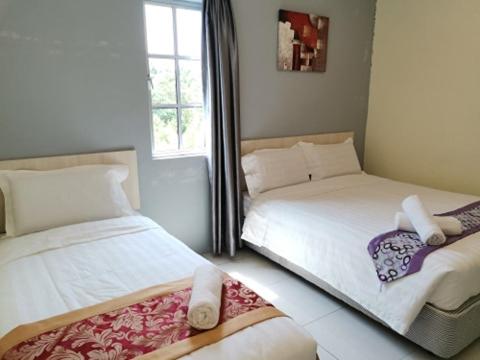 Postel nebo postele na pokoji v ubytování LH Hotel Langkap Perak