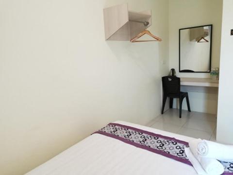 Postel nebo postele na pokoji v ubytování LH Hotel Langkap Perak