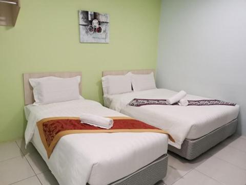 Postel nebo postele na pokoji v ubytování LH Hotel Langkap Perak
