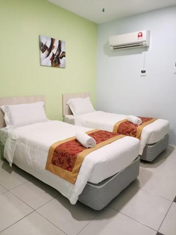 Postel nebo postele na pokoji v ubytování LH Hotel Langkap Perak