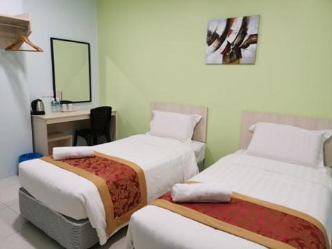 Postel nebo postele na pokoji v ubytování LH Hotel Langkap Perak