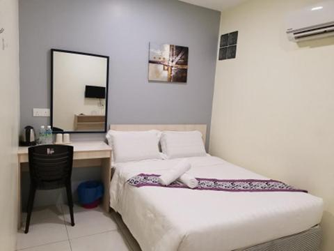 Postel nebo postele na pokoji v ubytování LH Hotel Langkap Perak