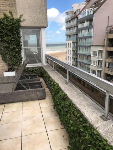 un balcón de un edificio con vistas a la playa en Residentie Zeebries, luxe en ruim appartement met zijzicht op zee, en Knokke-Heist