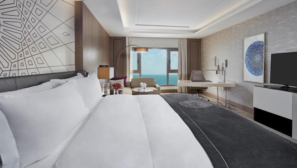 Televiisor ja/või meelelahutuskeskus majutusasutuses InterContinental Doha Beach & Spa by IHG