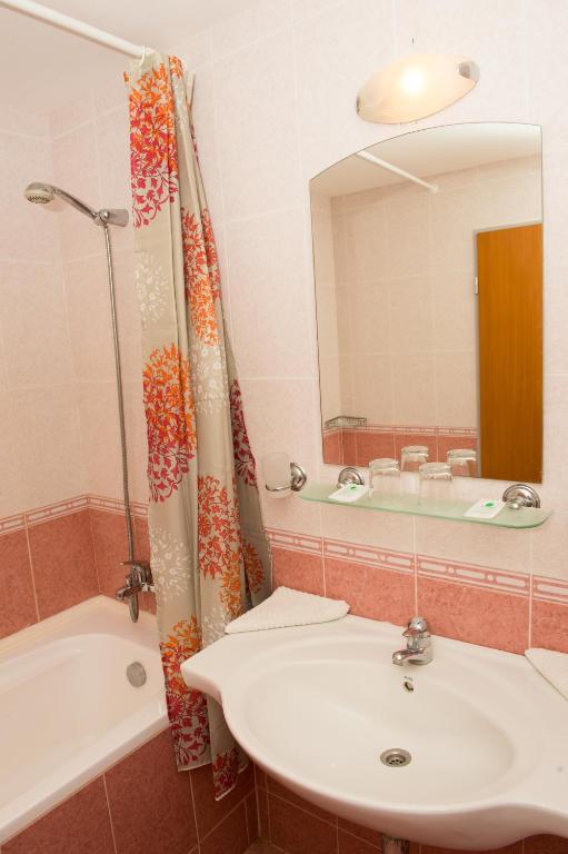 Ivana Palace Hotel - Free Parking - 