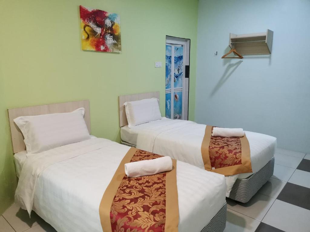 Postel nebo postele na pokoji v ubytování LH Hotel Langkap Perak