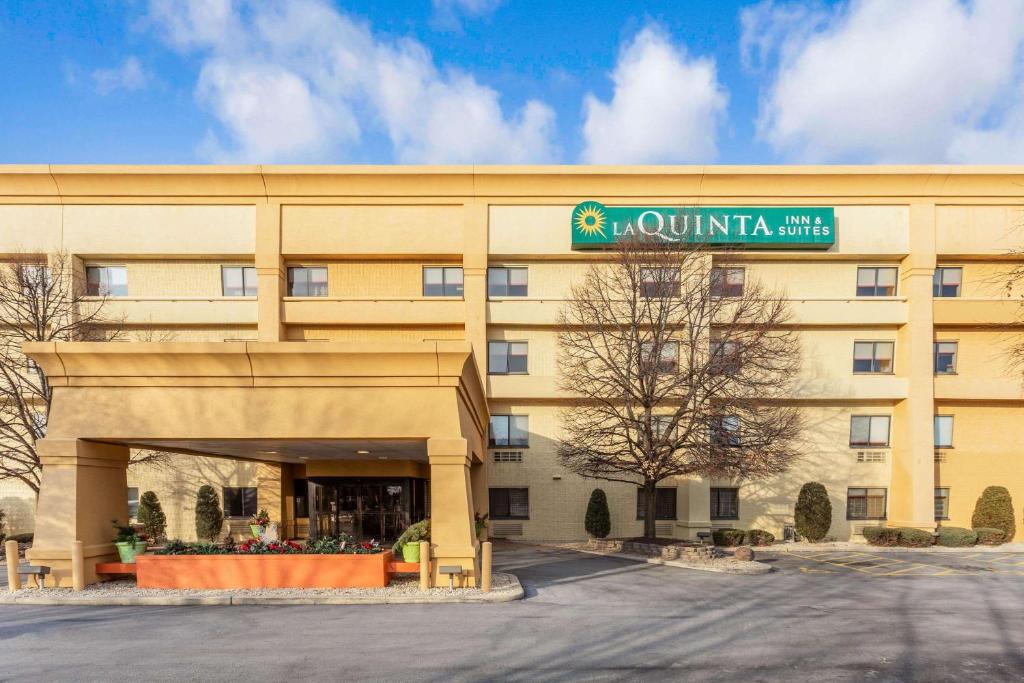 una representación de un hotel frente a un edificio en La Quinta by Wyndham Chicago Tinley Park, en Tinley Park