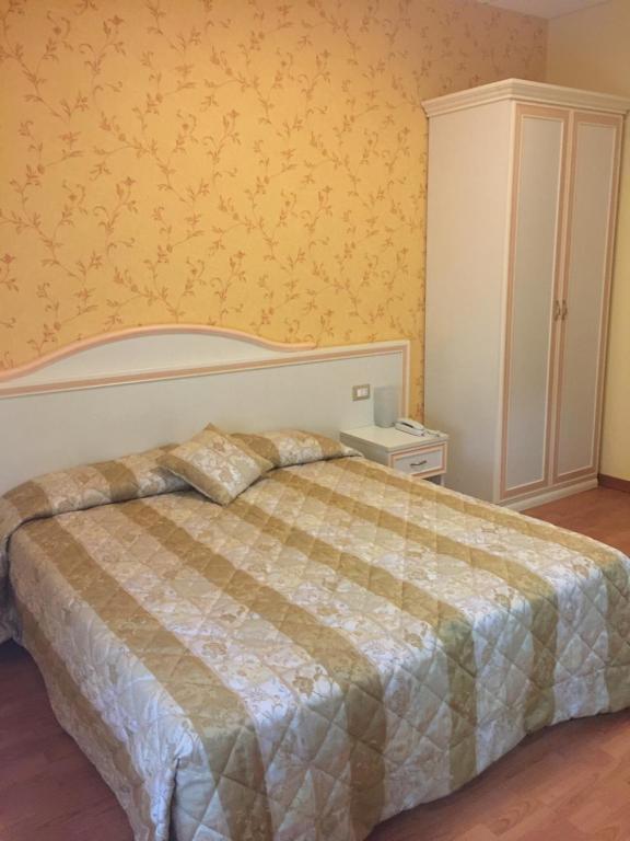 una camera con un grande letto di Albergo La Pineta a Cingoli