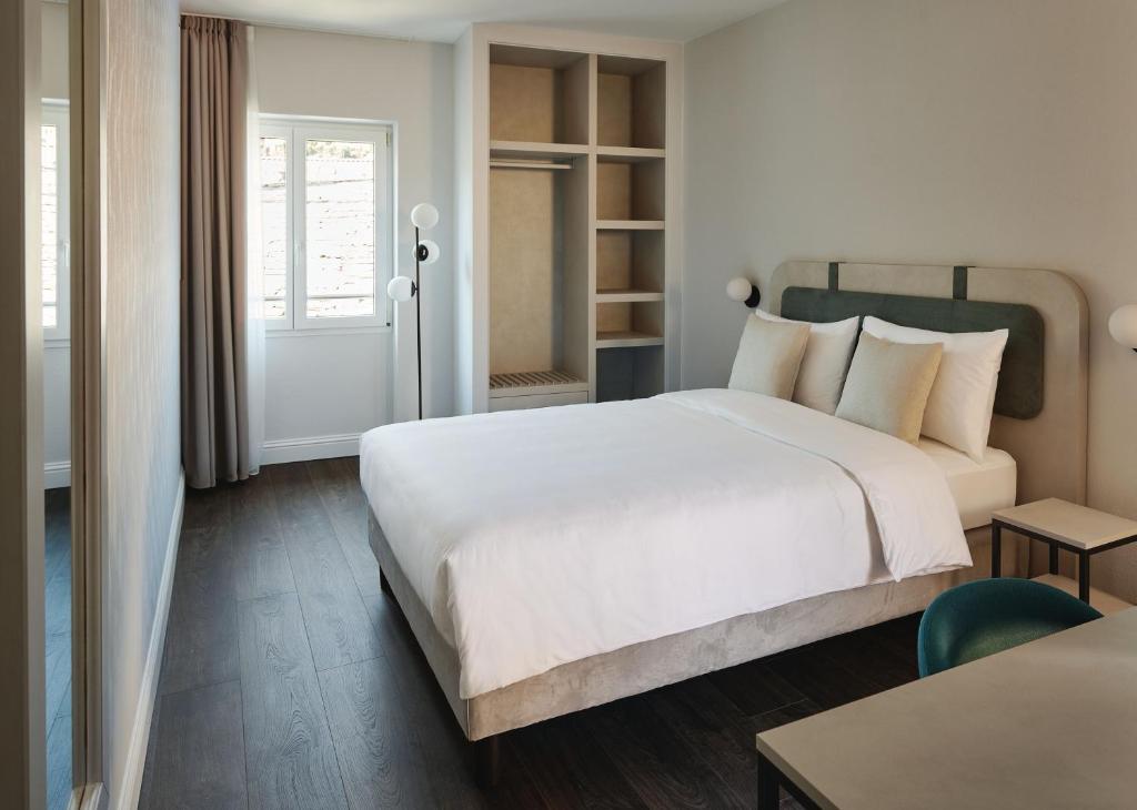 Postel nebo postele na pokoji v ubytování Vista Lakefront Boutique Hotel