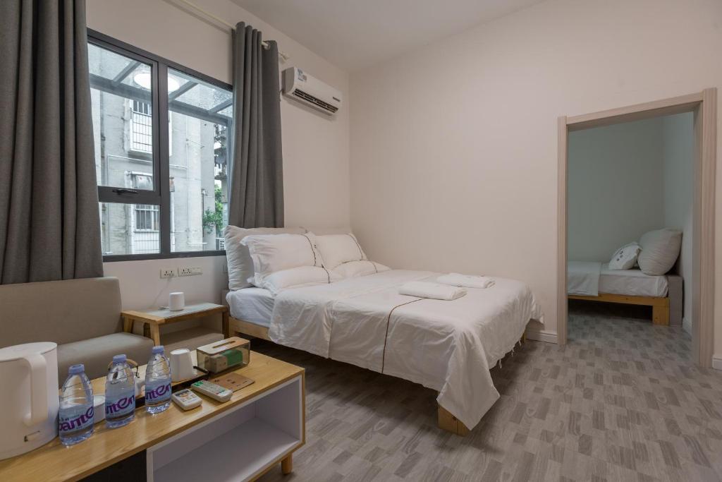 Postel nebo postele na pokoji v ubytování Guilin Flowers Inn