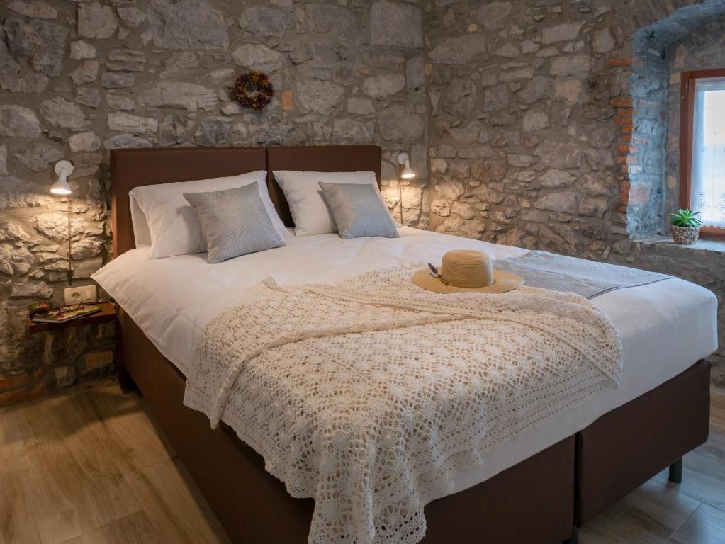 Postel nebo postele na pokoji v ubytování Apartmaji in sobe Odlična hiša Štanjel