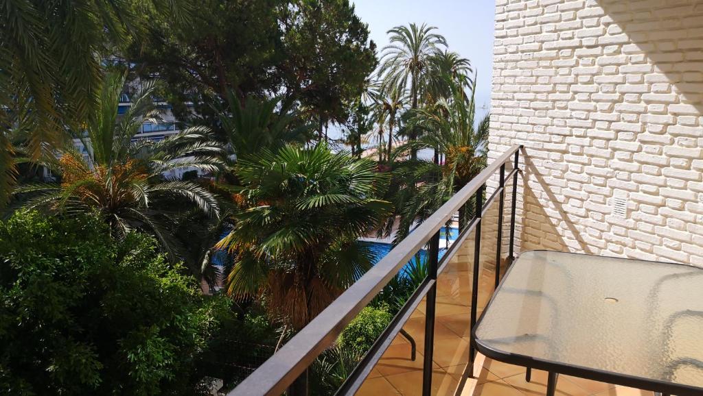 un balcón con palmeras y un edificio en Skol 318C by Completely Marbella, en Marbella