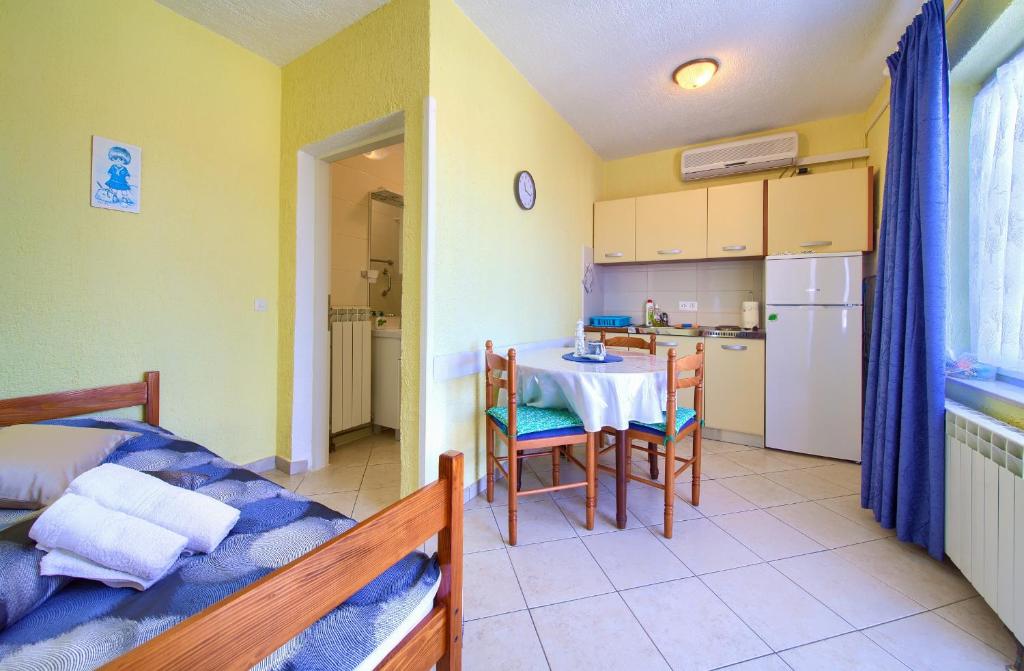 Kuchyň nebo kuchyňský kout v ubytování Stella Apartmani Malinska Samoborska 9