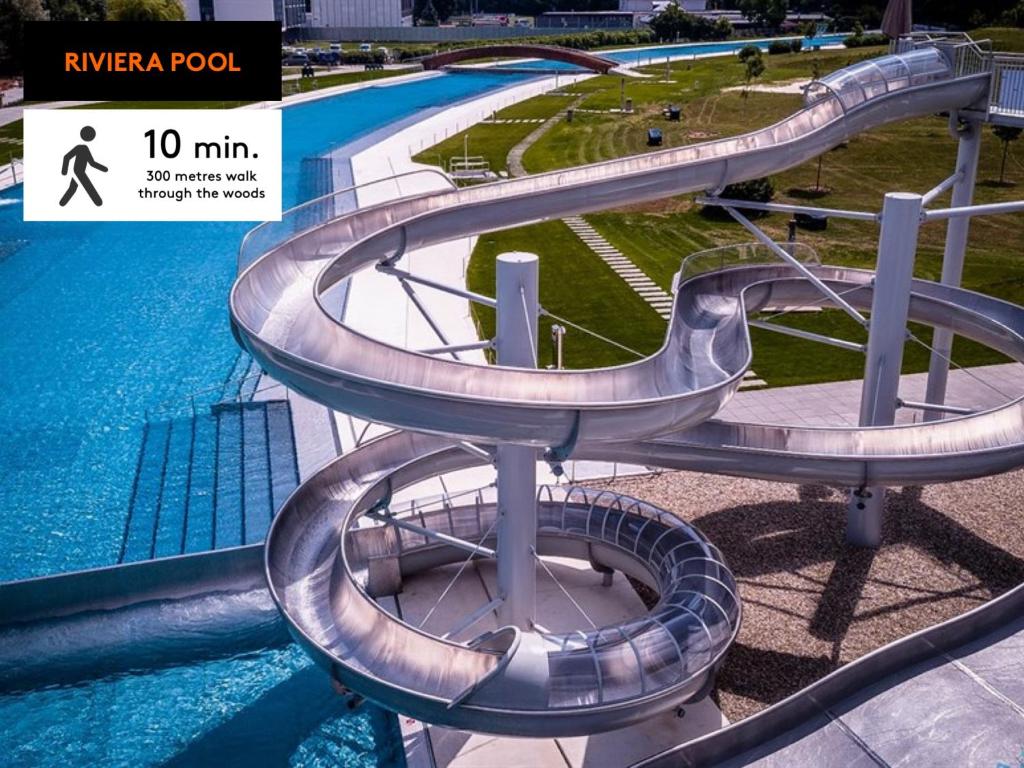 Bazén v ubytování Business Apartments nebo v jeho okolí