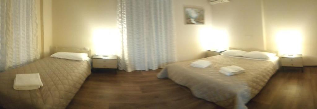 Ein Bett oder Betten in einem Zimmer der Unterkunft Hotel Διεθνές