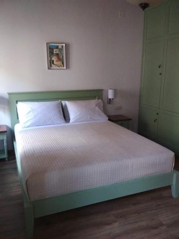 Postel nebo postele na pokoji v ubytování Argjiro Traditional